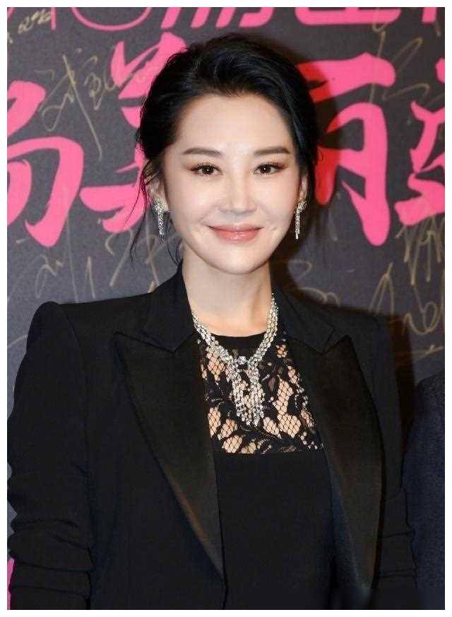 原创55岁的许晴承认不结婚不生育的背后有着什么