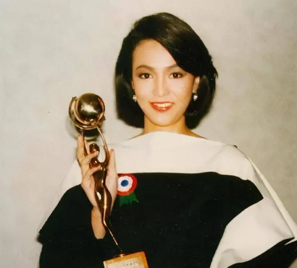 她是金马影后,扇过刘嘉玲,养男友16年,今整容被嘲像"鬼"_郑裕玲_吕方