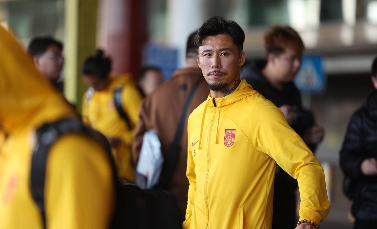 原创国足爆冷王大雷高情商回复颜骏凌地位尴尬张琳芃做出榜样