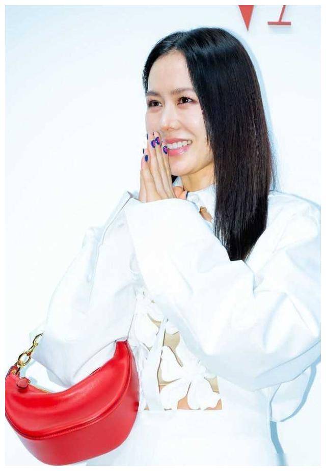 42岁罕见露面,孙艺珍高调亮相,纤腰玉腿,穿搭抢眼._活动_魅力_首尔