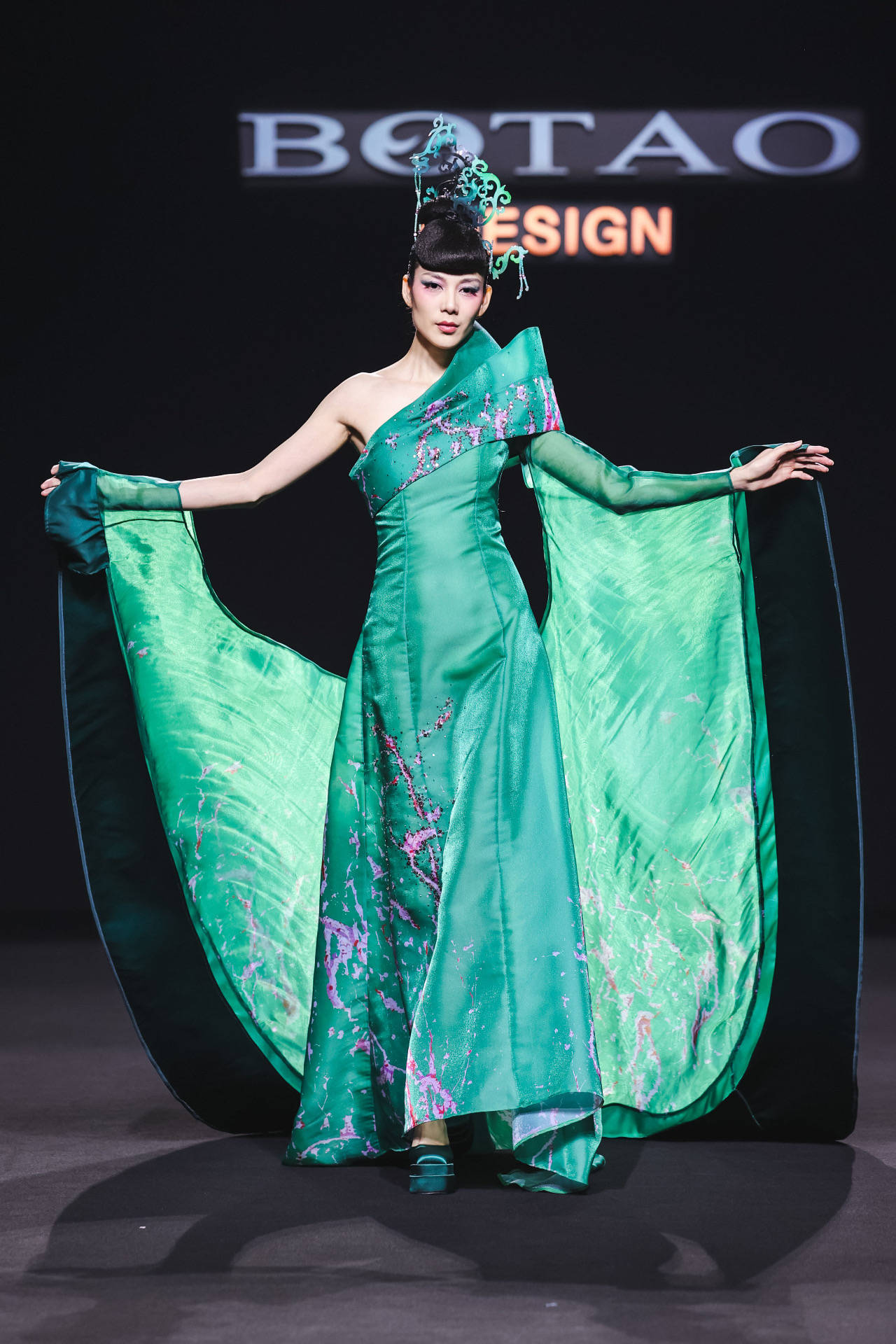 中国初代超模胡兵重回中国国际时装周t台走秀,为中国初代设计师品牌