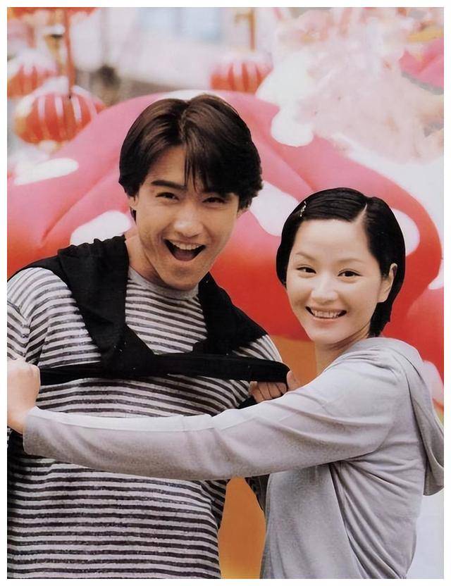 原创52岁胡兵牵手瞿颖粉丝欢欣鼓舞期盼幸福长伴