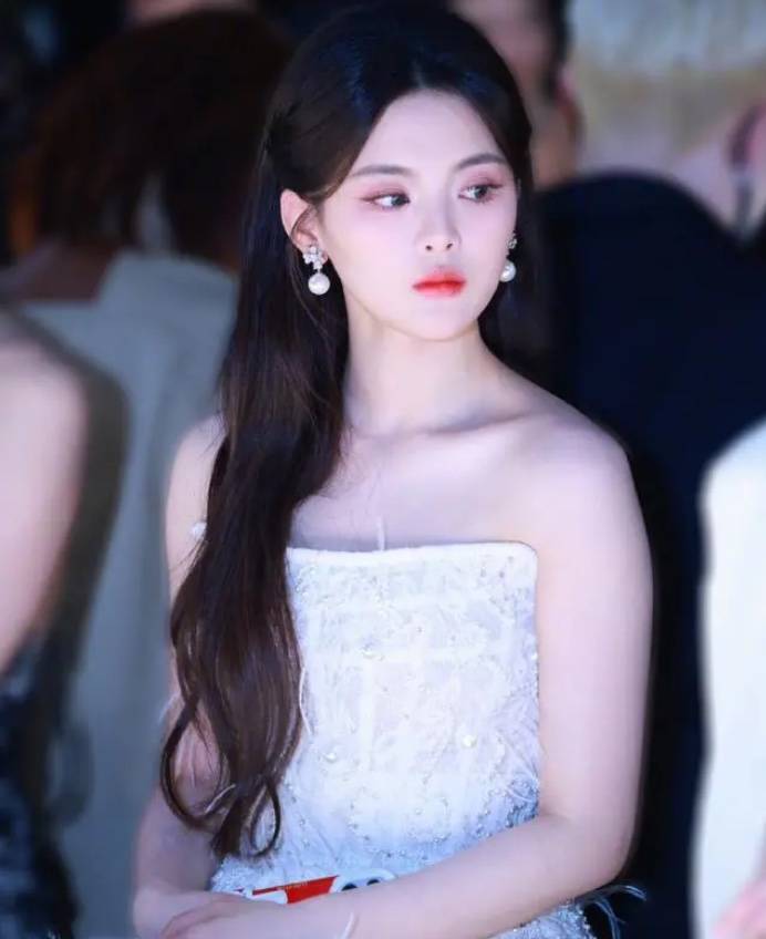 对于angelababy和杨超越来说,如何妥善处理这一事件,将对她们未来的