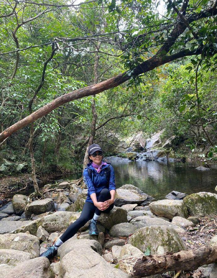 刘嘉玲晒登山照54岁素颜依旧漂亮