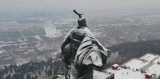 汉殇帝刘隆,刚过百天的时候就继位,但不到一年就在皇位上夭折,所以只