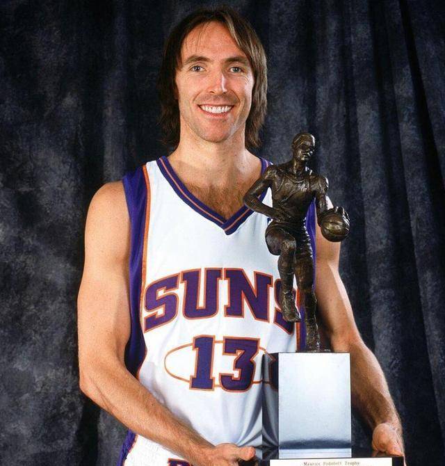 要理解纳什与小球战术的渊源,必须回顾他在nba的职业生涯.