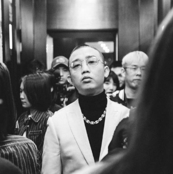 原创《嘻哈》歌手gai录节目,3年后发福成xl身材,粉丝都认不出了_周延