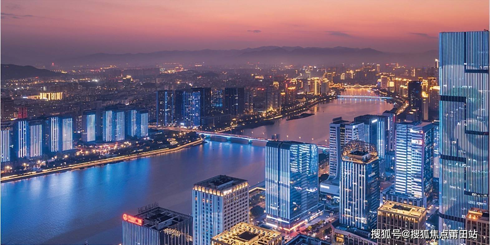 项目坐落在江南cbd核心位置,北靠花海公园,举步东部办公中心,毗邻3所