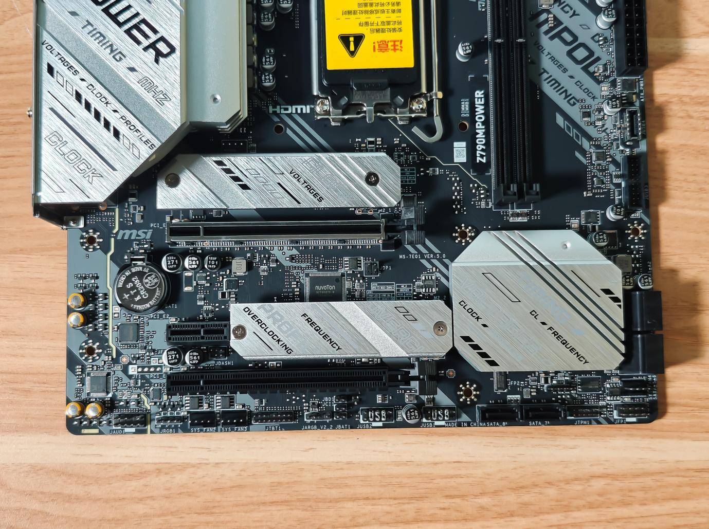 主板的cpu接口是双8pin 实心针脚设计,在处理高负载电流时,实心针脚