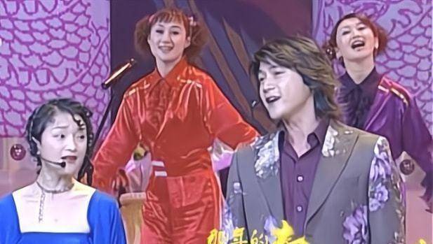你没有看到错了,微笑中莹的关系非常大,除了演员,大多数歌手的歌手.