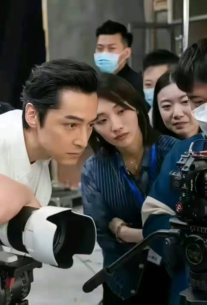 原创31岁胡歌老婆黄曦宁近照曝光与胡歌在西藏被偶遇依旧像个助理