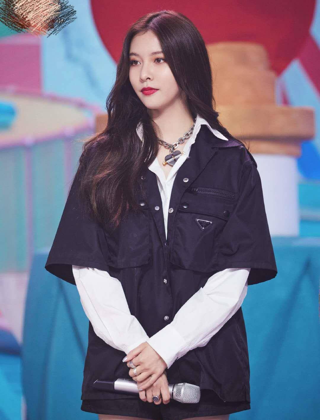 宋妍霏全包眼线被吐槽非主流,拍照刻意露出衣服,不知道眼睛该看哪儿_