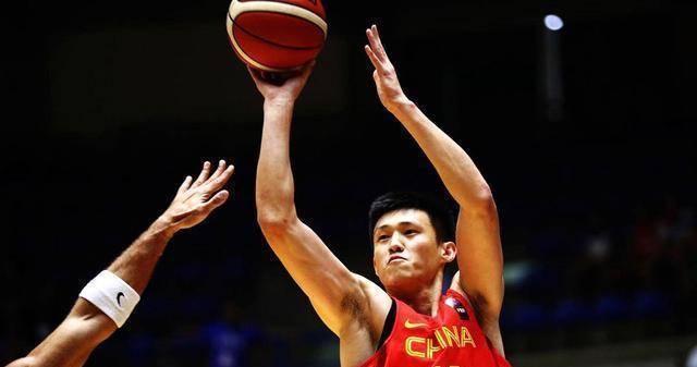 认为周琦是脑子问题,砸更衣室内幕,转会影响_比赛_1_cba