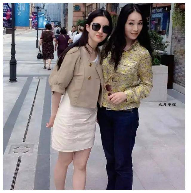 刘亦菲表姐与表妹甜蜜合照展现家族漂亮基因你也能看出吗