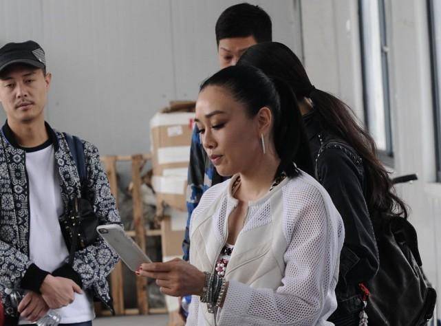 原创钟丽缇的马尾辫扎得太紧了显得气质好凌厉但开叉裙倒挺妩媚