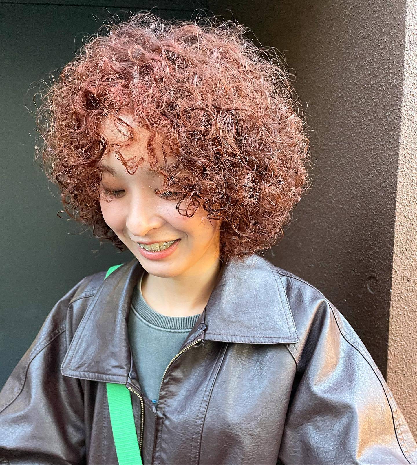 全头烫顾名思义是将整个头部的头发进行烫发处理通过烫发棒或烫发