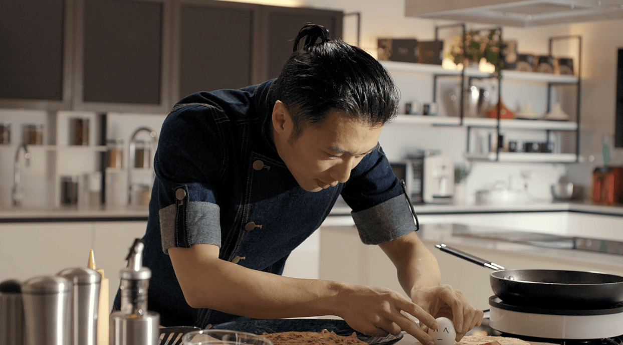 谢霆锋亲自为白冰下厨?两人合照暴露真相,网友:太跌面子!