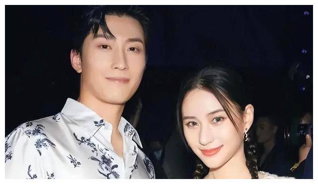 窦骁何超莲现身合体,黑白配互动太喵喵,恩爱程度炸天!