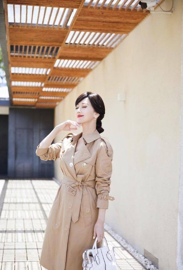 原创70岁雅芝也玩下半身失踪穿卫衣短裤超减龄高调秀大长腿