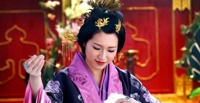 霍光表面答应,可仍然很不满,就在许平君生产的时候,霍光的女儿霍成君