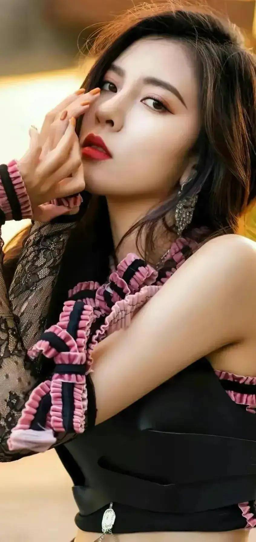 原创宋妍霏美得一塌糊涂让花朵都羡慕