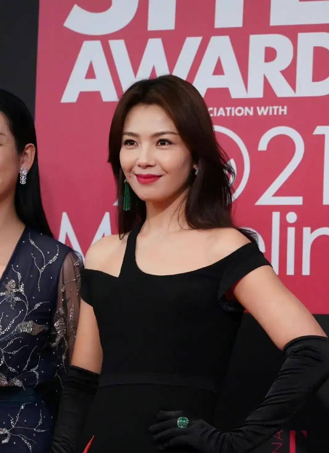 原创唐嫣红毯造型没长进杨幂刘诗诗惊艳四座蒋勤勤年龄大缺乏自信