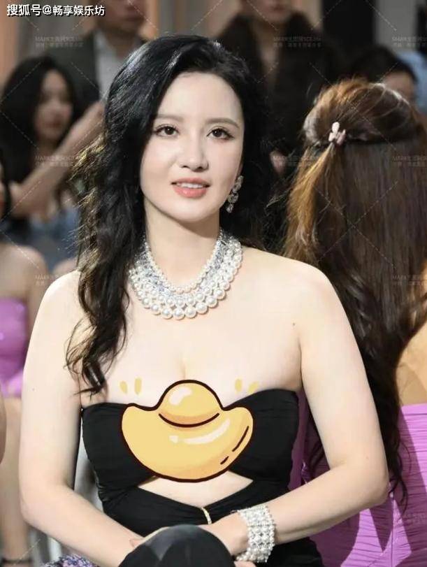 原创43岁张萌参加活动生图曝光胸部凸起身材前凸后翘好性感