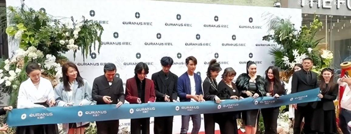 原创网红王红权星奢侈品店开业好牛金巧巧杨子助阵花海足足200米