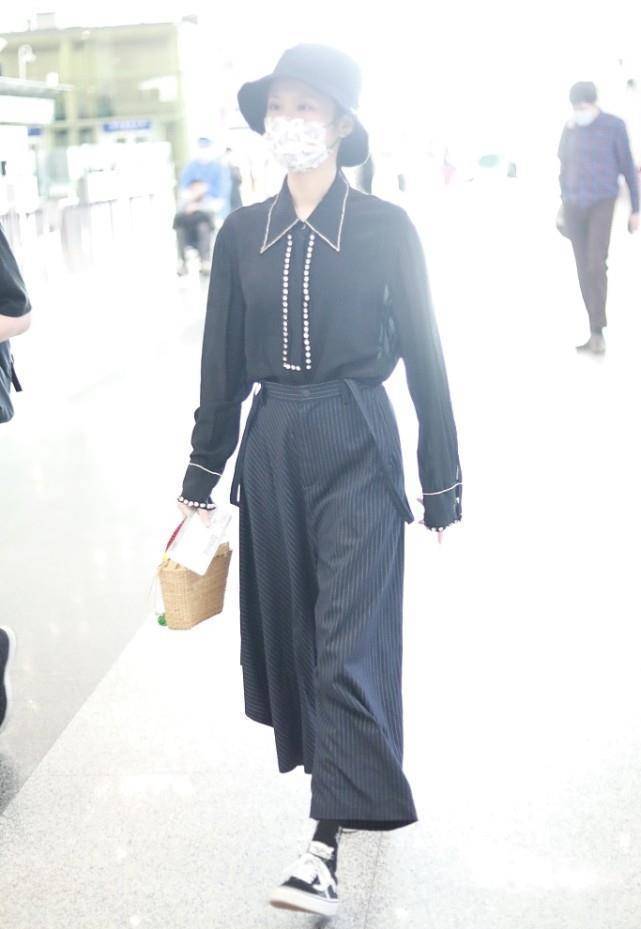 原创张慧雯真是仗着自己挺年轻不施粉黛就出门了穿衬衫还挺低调的