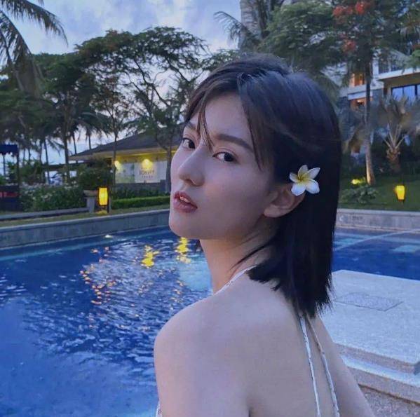 原创乔欣乖乖女形象全无穿一身薄纱裙大秀身材让人看了脸红