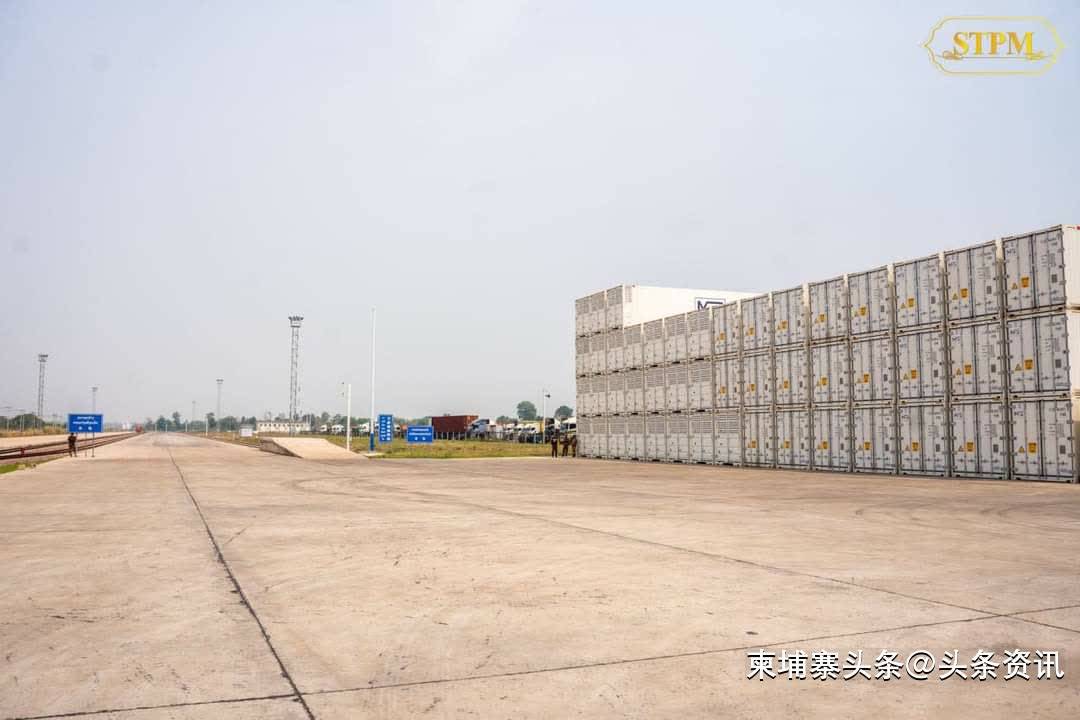 陆港位于老挝万象,即是塔纳楞陆港国际货运检查站和老挝万象物流园区