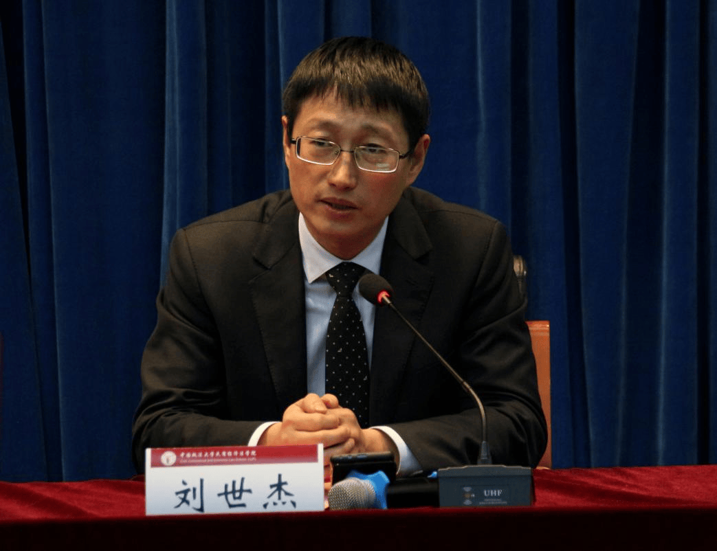 图/刘世杰律师学习交流期间,大家还在法大终身教授,校长江平老师题写