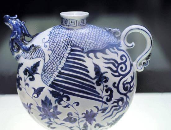 残疾农民耕地挖出元青花扁壶上交获奖1000元如今价值过亿