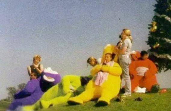 这个是天线宝宝拍摄的一张花絮照,网友纷纷表示:童年幻想被"毁灭"