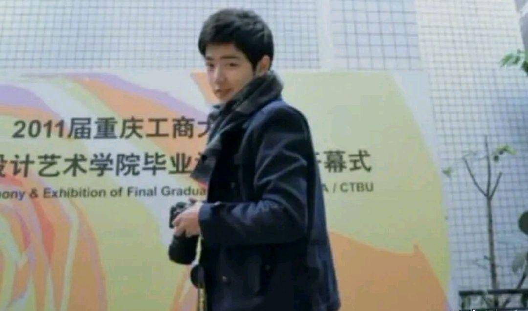 肖战大学照片曝光!给大学女友买钻戒,跟同学聊天被造谣是恋爱