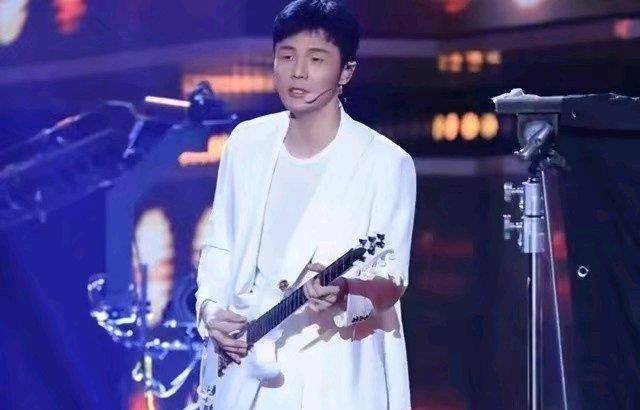 原创杨丞琳时隔许久再次开办演唱会老公李荣浩惊喜现身两人爱情依旧