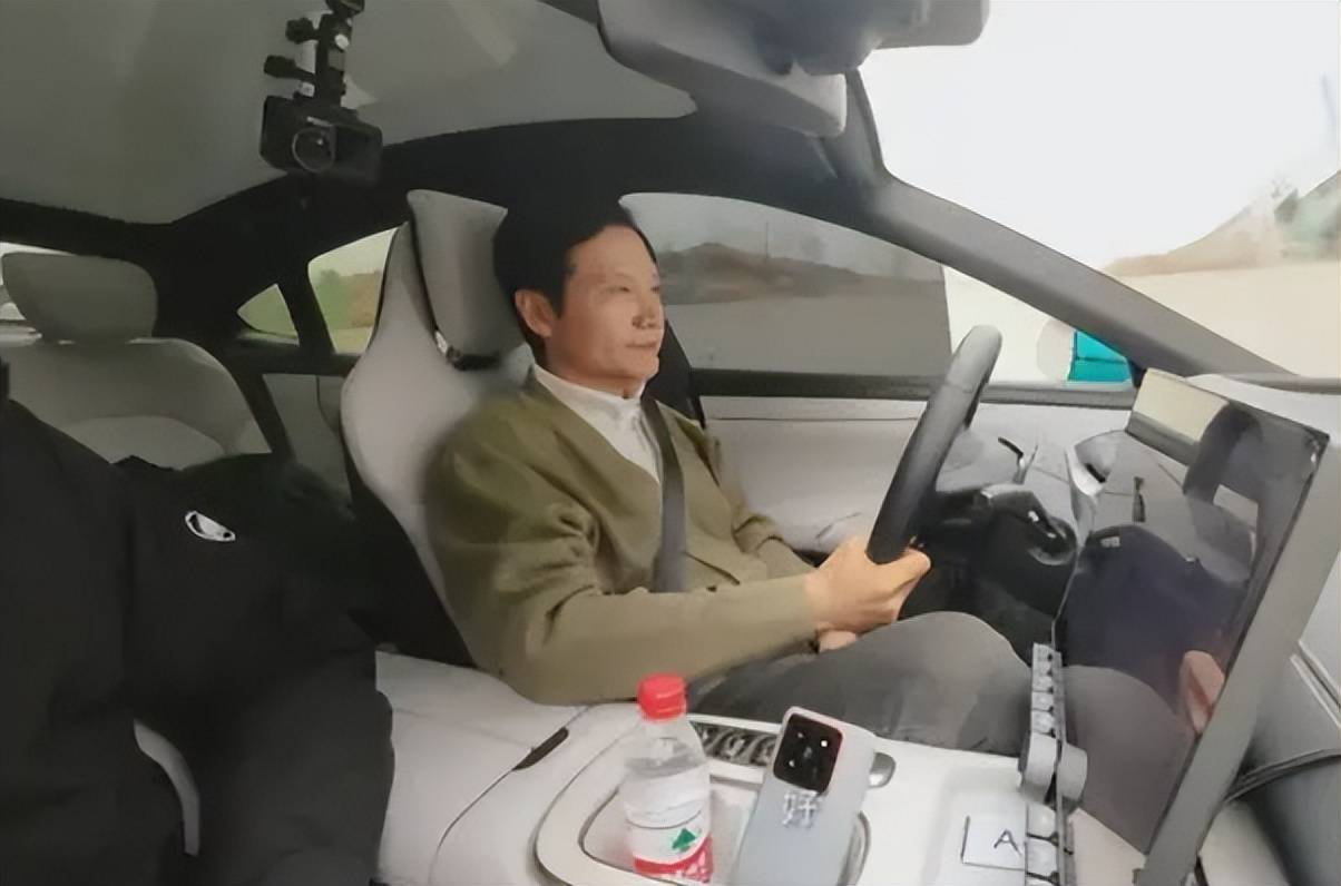 雷军试驾小米汽车,中控放着农夫山泉都能惹争议_李宁_中国_企业