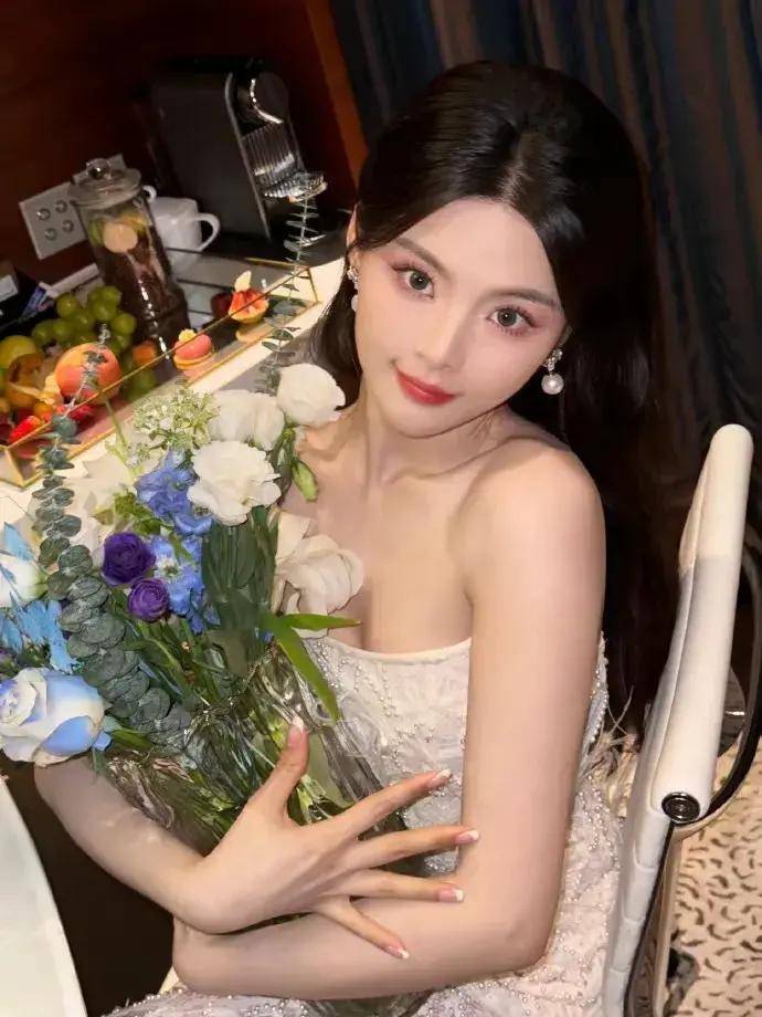 杨超越妩媚登场纯白抹胸露背长裙蕾丝装点散发诱人魅力