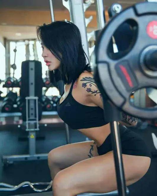 健身达人宋昱欣名不虚传欧美范儿身材给力