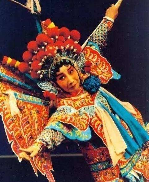 关肃霜的一生堪称传奇,幼年跟随戴绮霞学艺,并且签订了卖身契,姓氏也