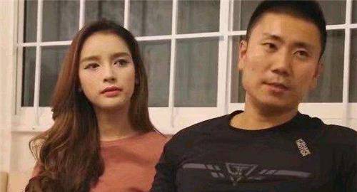 他在泰国更是享誉盛名,很多人也都疯狂的追求他,但妮莎都纷纷婉拒