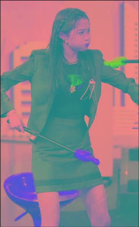 关晓彤真不给人留活路,坐下盘成"麻花腿"腿间却没挤出一丝赘肉_管理