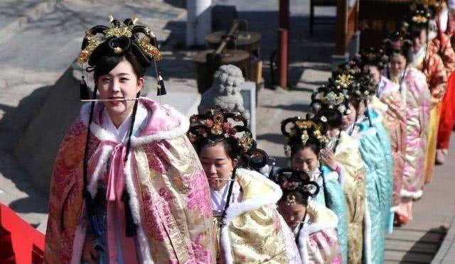 宋徽宗有34个女儿,143名妃嫔,以及上千名宫女,这些人都随着宋徽宗被掳