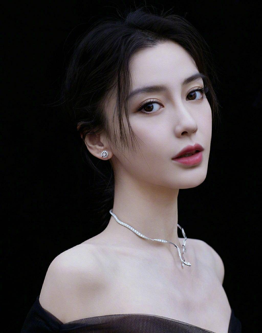 女星营业有多官方!杨颖,赵丽颖,景甜为品牌方换头像,宣传完立马换回