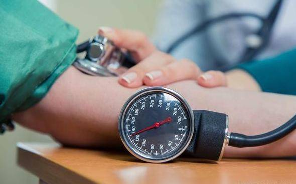 一旦诊断出患有高血压,患者应立刻遵循医嘱,按时服用降压药物,确保