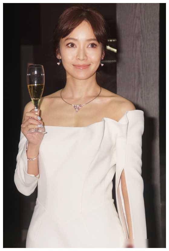 侯佩岑44岁回应离婚传闻,态度坚决!状况却每日千变万化.