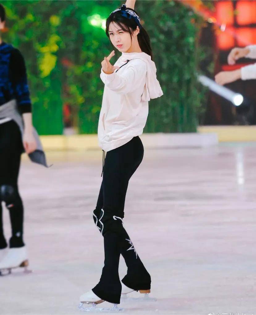 李菲儿柯基臀鼻祖身材苗条有线条超自律