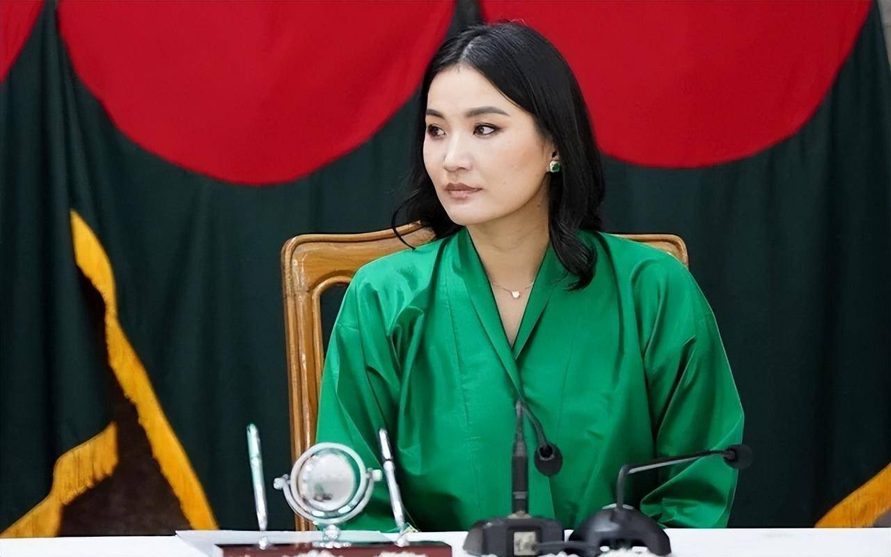 不丹王后闪耀孟加拉国国宴一身粉好华丽罕见扎起马尾清纯极了