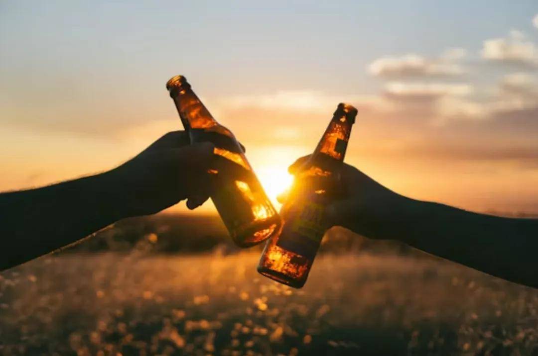 卷上太空的国产啤酒精酿对阵雪花燕京喜力百威卷不过青岛