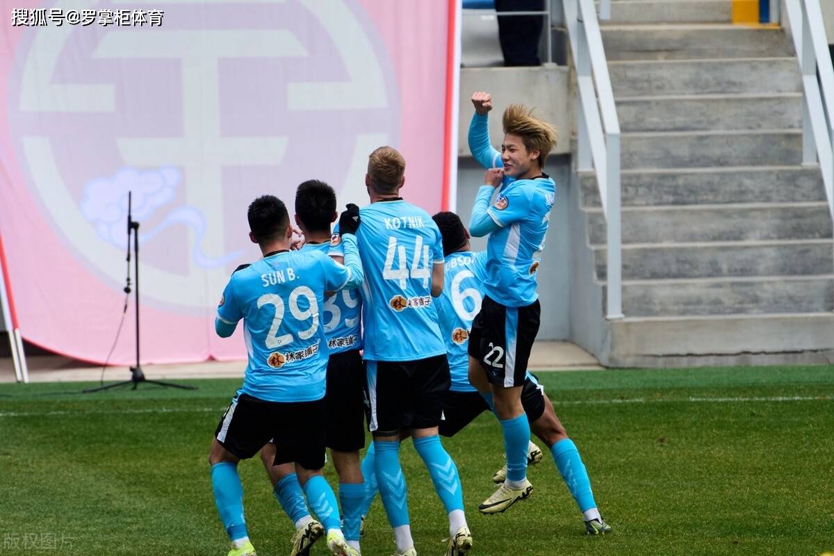 原创大连足球即将强势崛起全新大连队刚亮相就三连胜已成冲超热门